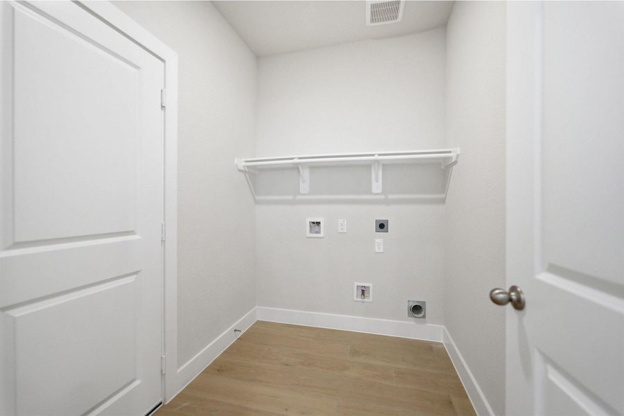 Spacious, unfurnished interior of a new home in Sunterra Lakes, Brookshire (Image 27). Spacious, unfurnished interior of a new home in Sunterra Lakes, Brookshire (Image 27).