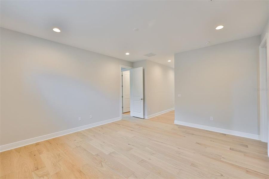 Spacious, unfurnished interior of a new home in , Tampa (Image 21).