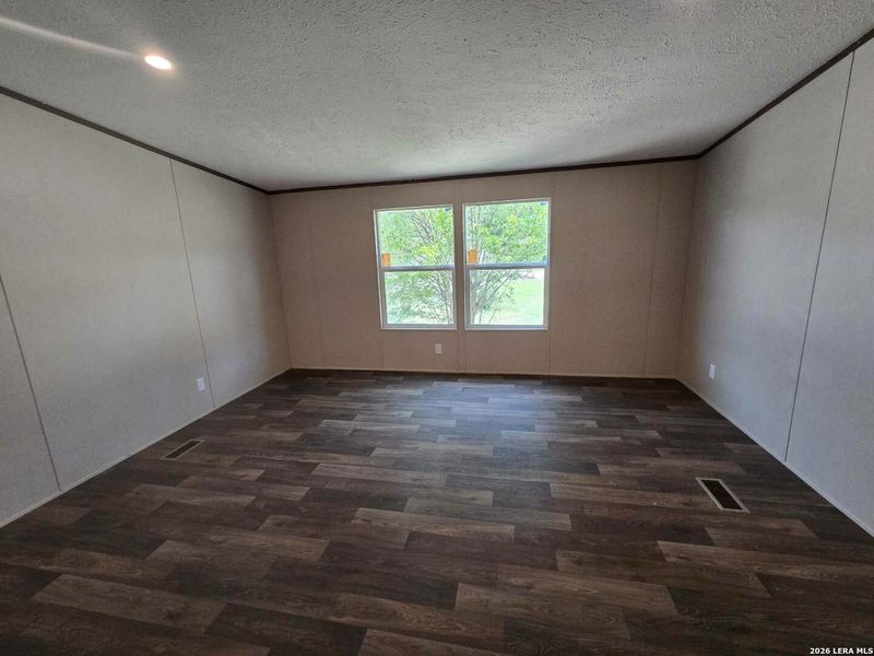 Spacious, unfurnished interior of a new home in , Canyon Lake (Image 13).