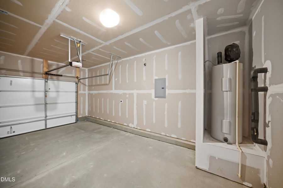 SUN_Everlee_Pic_CarsonII_QMI_230_Garage_