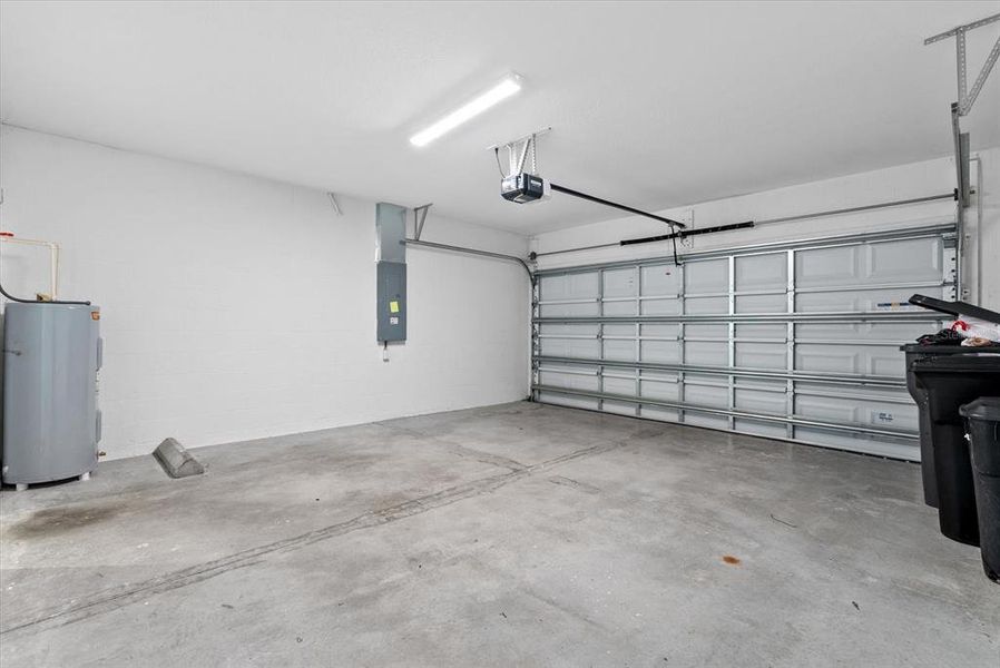 Spacious, unfurnished interior of a new home in , Bradenton (Image 30).