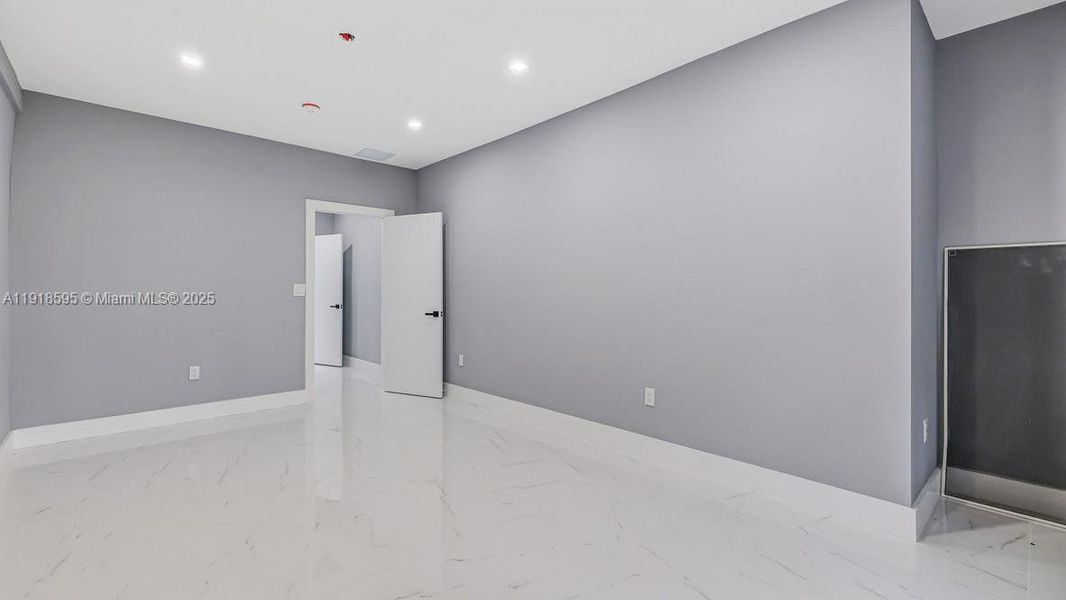 Spacious, unfurnished interior of a new home in , Fort Lauderdale (Image 36).