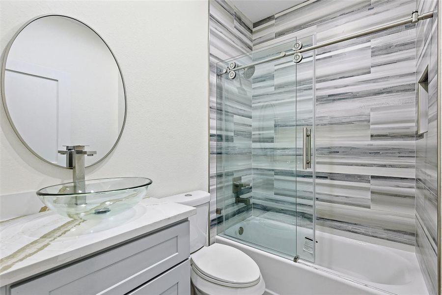 Main Bathroom Main Bathroom