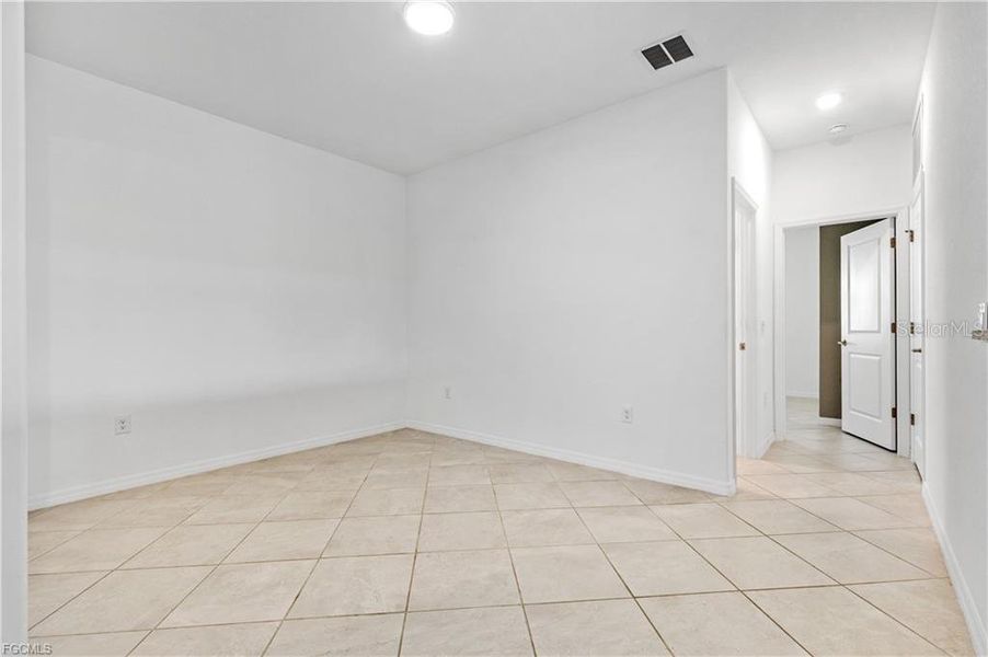 Spacious, unfurnished interior of a new home in , Fort Myers (Image 32).