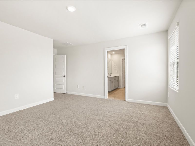 Spacious, unfurnished interior of a new home in Village at White Pine, Pendleton (Image 9).