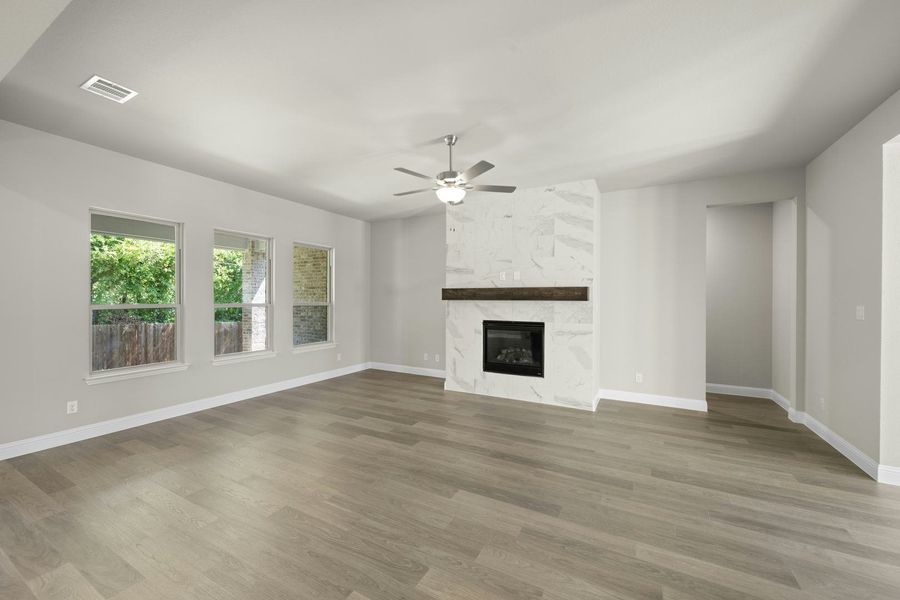 Spacious, unfurnished interior of a new home in Kentsdale Farms, DeSoto (Image 26).