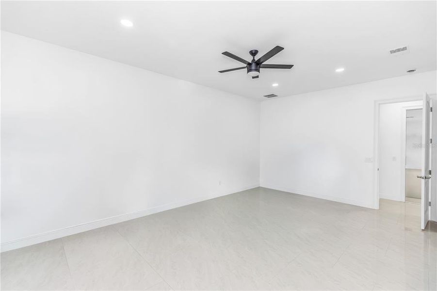 Spacious, unfurnished interior of a new home in , Orlando (Image 40).