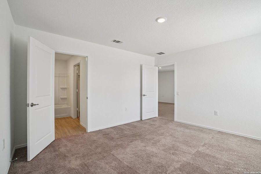 Spacious, unfurnished interior of a new home in Valle Sol, Von Ormy (Image 22).