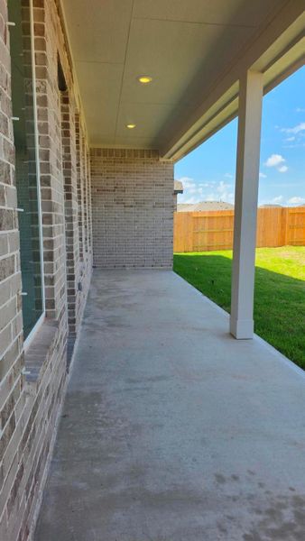 Exterior details and patio area of a home in Lago Mar, Texas City (Image 3).