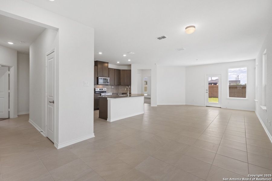 Spacious, unfurnished interior of a new home in Woodside Farms, Seguin (Image 13).