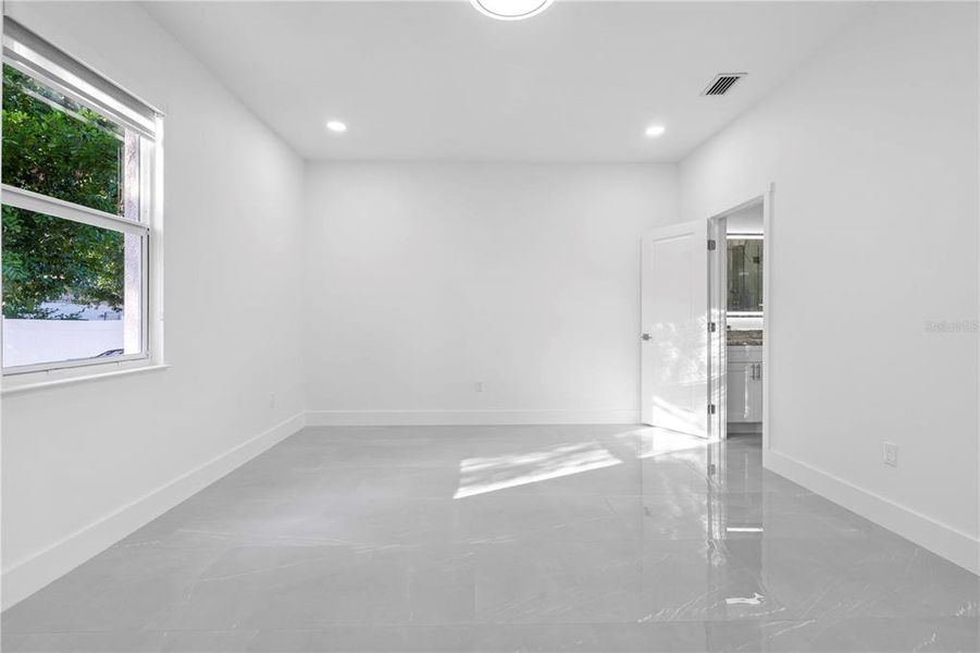 Spacious, unfurnished interior of a new home in , Pinellas Park (Image 35).