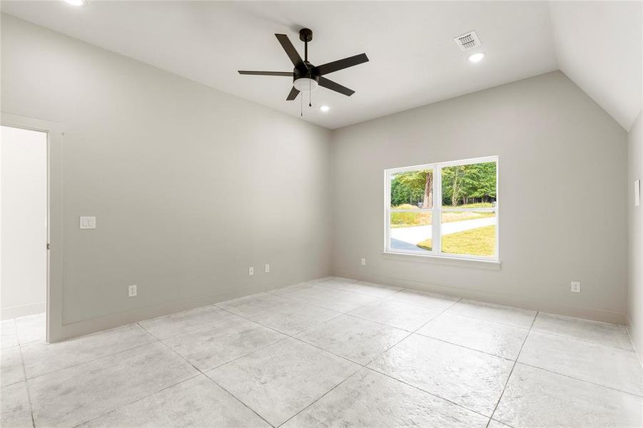 Spacious, unfurnished interior of a new home in , Mineola (Image 22).