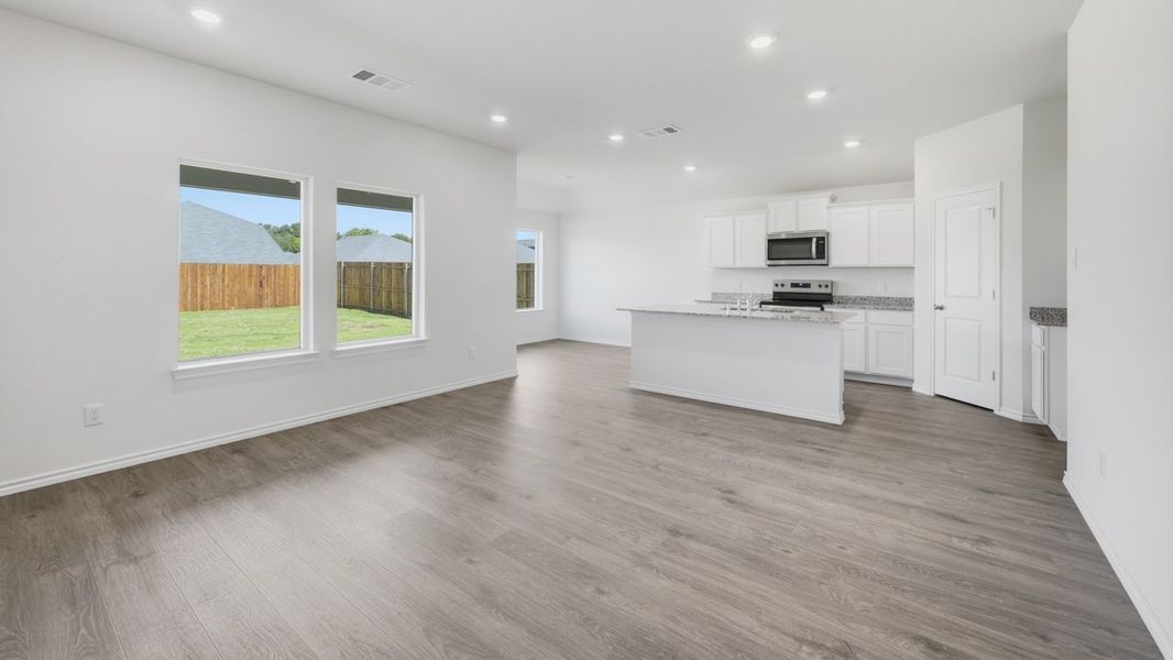 Spacious, unfurnished interior of a new home in Saddlebrook, Waxahachie (Image 24).