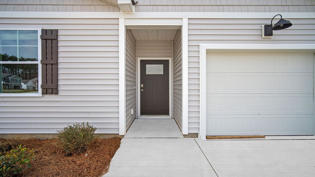 Exterior details and patio area of a home in Rice Hope, Port Wentworth (Image 3).