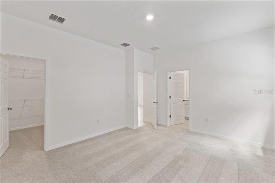 Spacious, unfurnished interior of a new home in Mirror Lake Village, Fruitland Park (Image 10).