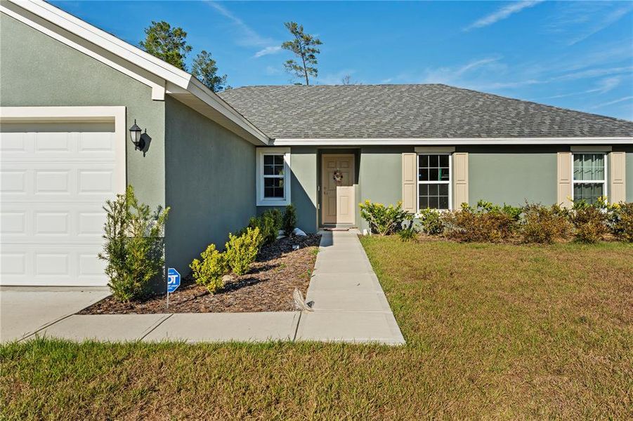 Exterior details and patio area of a home in , Ocala (Image 3).