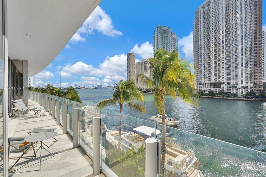 Condo located in Miami, FL showcasing its design and architecture (Image 25).