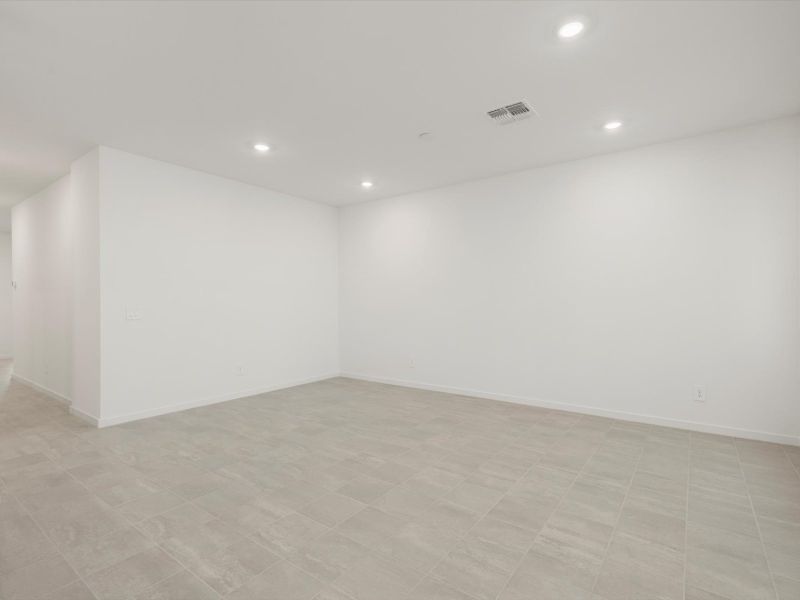 Spacious, unfurnished interior of a new home in San Tan Groves - Classic Series, San Tan Valley (Image 8).