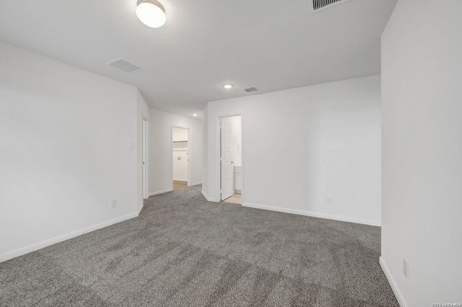 Spacious, unfurnished interior of a new home in Greenspoint Heights, Seguin (Image 32).