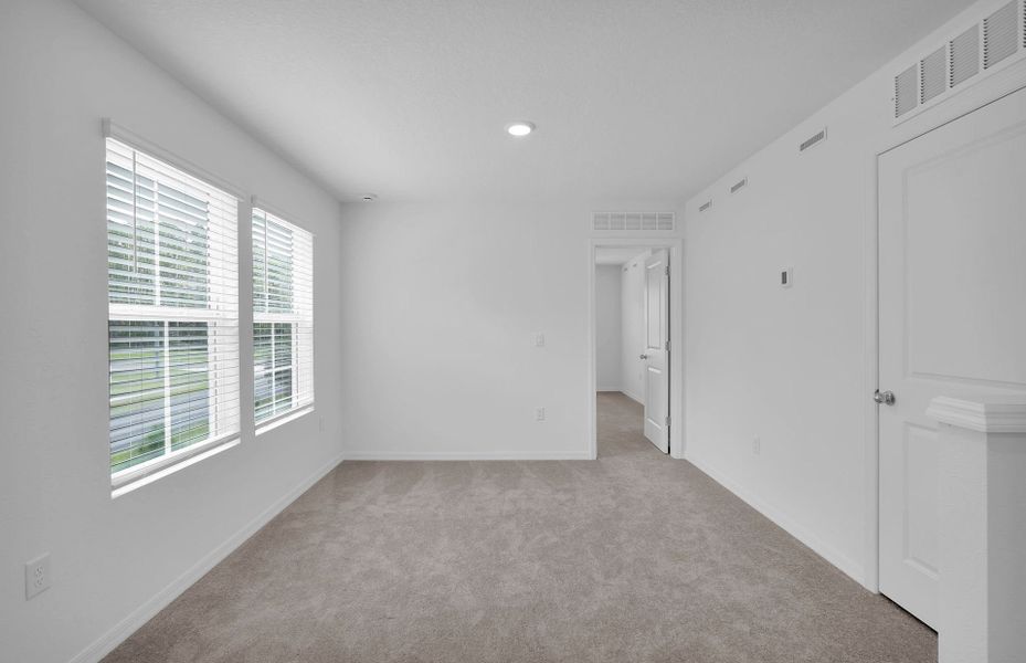 Spacious, unfurnished interior of a new home in Normandy Pines, Jacksonville (Image 10).