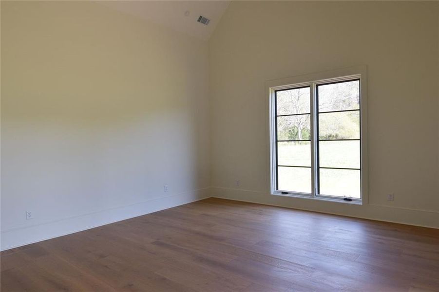 Spacious, unfurnished interior of a new home in , Bishop (Image 16).
