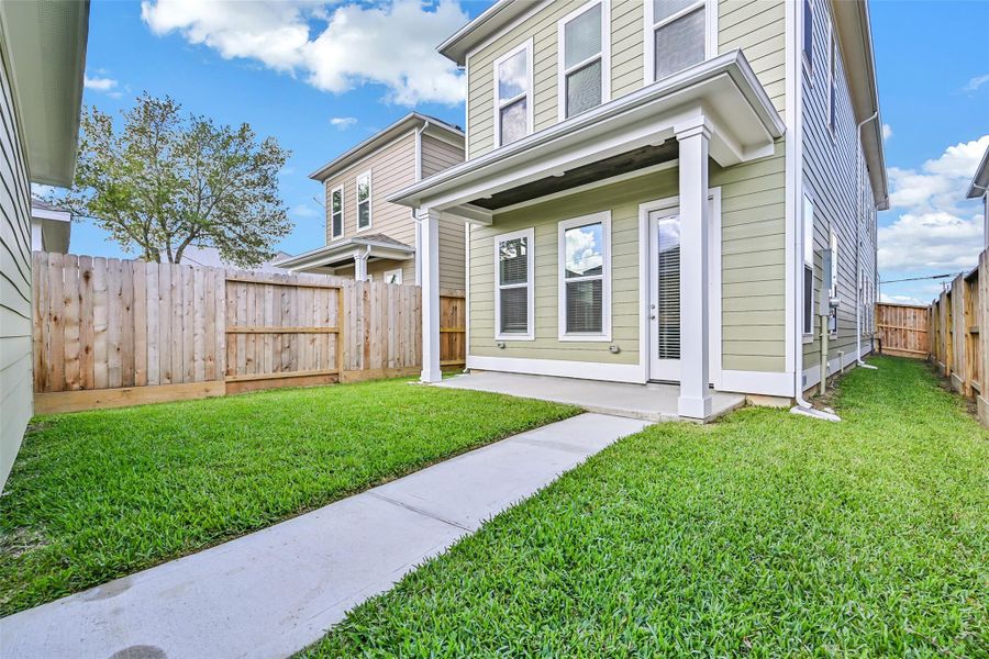 Exterior details and patio area of a home in Pearland Old Townsite, Pearland (Image 28).