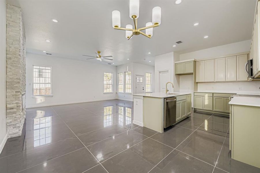 Spacious, unfurnished interior of a new home in , Grand Prairie (Image 22).