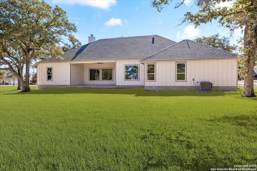 Exterior details and patio area of a home in , La Vernia (Image 29).