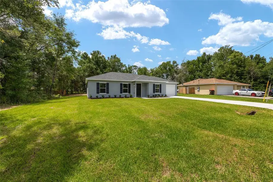 Exterior details and patio area of a home in , Ocala (Image 4).