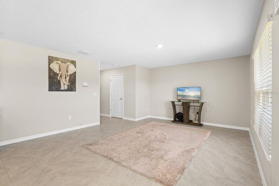 Spacious, unfurnished interior of a new home in Silverstone North, Palmetto (Image 40).