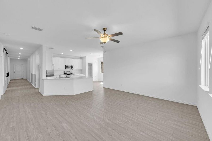 Spacious, unfurnished interior of a new home in Hurricane Creek, Anna (Image 30).