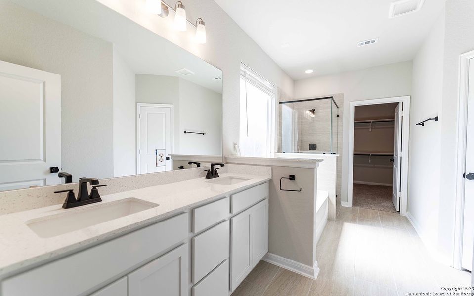 Furnished interior view inside a new home in Homestead, Schertz (Image 2).