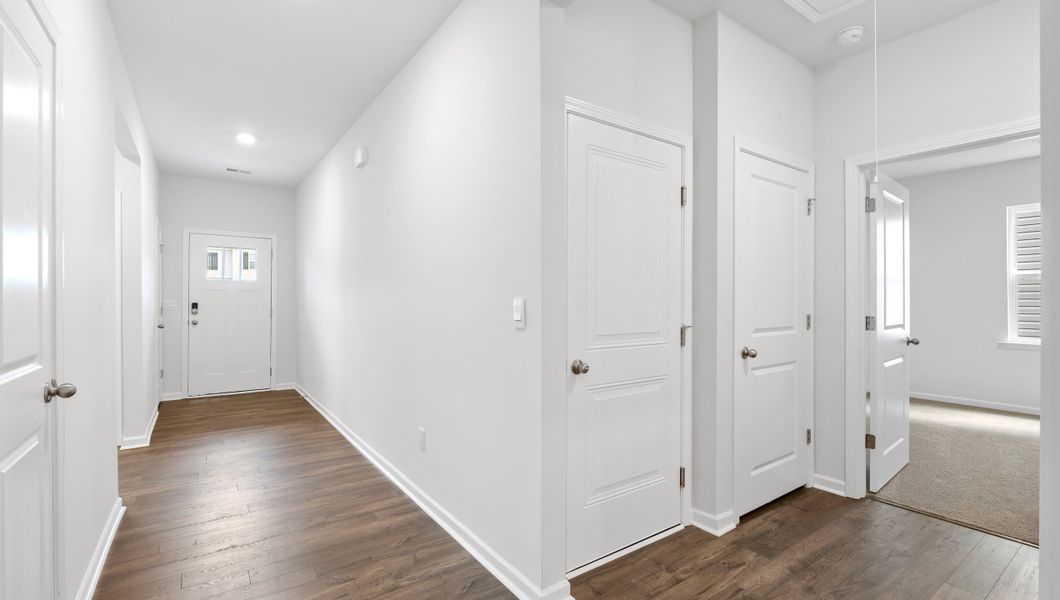 Spacious, unfurnished interior of a new home in Sage Grove, Lyman (Image 13).