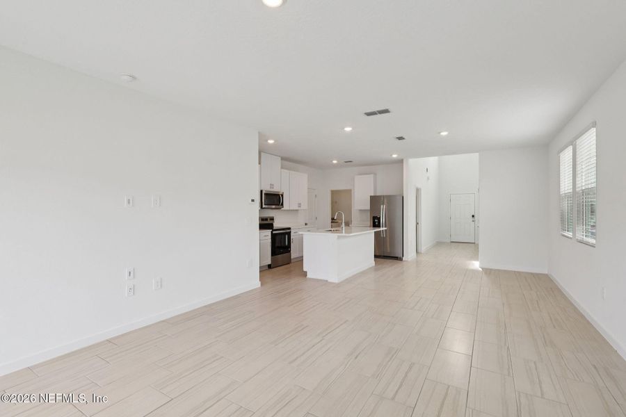 Spacious, unfurnished interior of a new home in Kings Preserve, Jacksonville (Image 15).