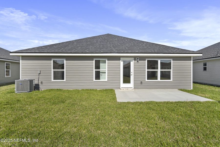Exterior details and patio area of a home in Summerglen, Jacksonville (Image 3).