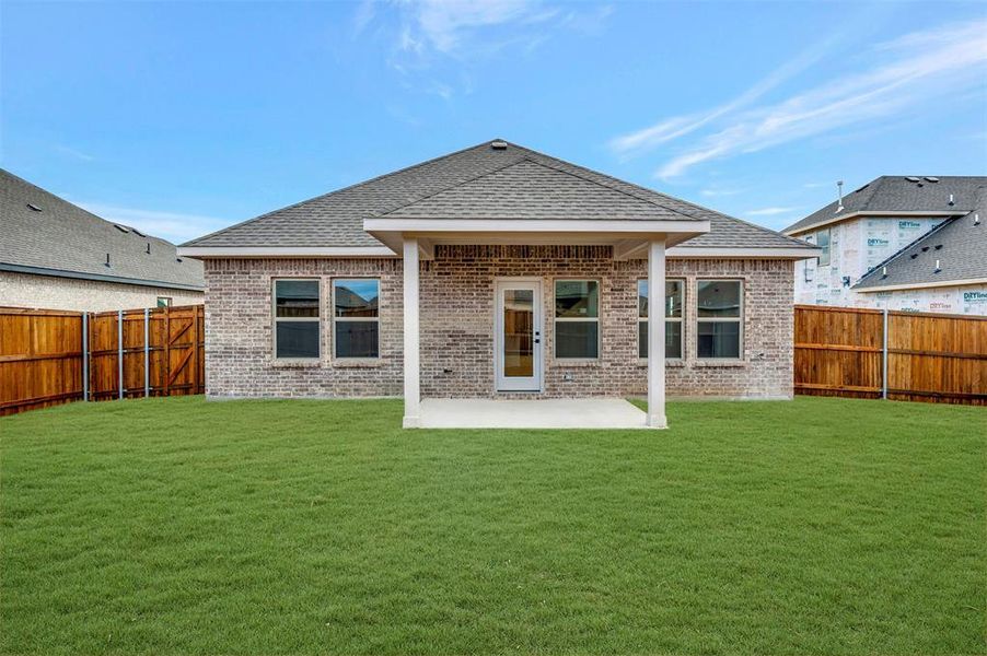 Exterior details and patio area of a home in Rolling Ridge, Van Alstyne (Image 3).