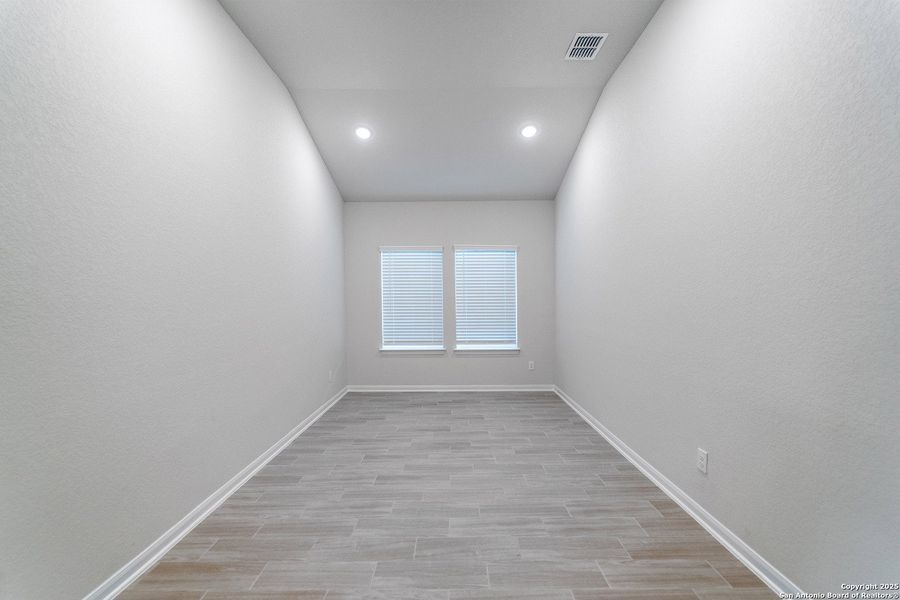 Spacious, unfurnished interior of a new home in Laurel Vistas, San Antonio (Image 8).