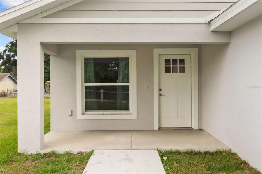 Exterior details and patio area of a home in , Bartow (Image 4).