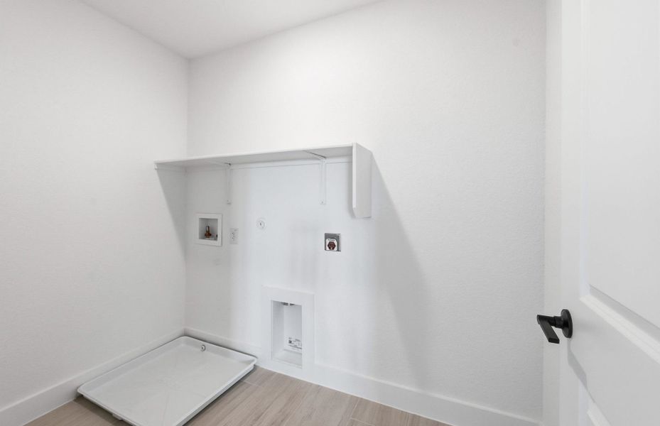 Spacious, unfurnished interior of a new home in Saddleback at Santa Rita Ranch, Liberty Hill (Image 37).