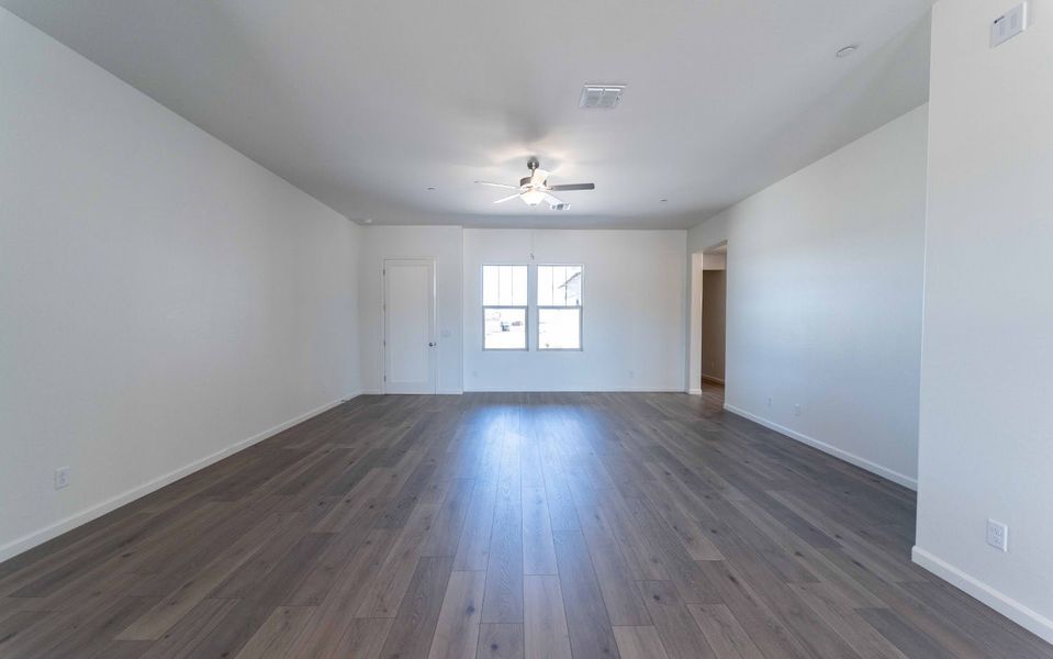 Spacious, unfurnished interior of a new home in Heritage Pointe, Chino Valley (Image 12).
