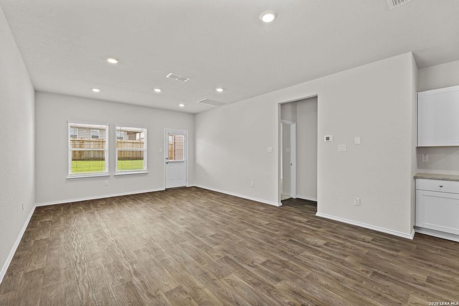 Spacious, unfurnished interior of a new home in Laurel Vistas, San Antonio (Image 16).