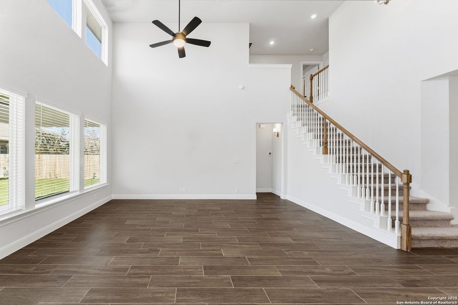 Spacious, unfurnished interior of a new home in Davis Ranch 60', San Antonio (Image 13).