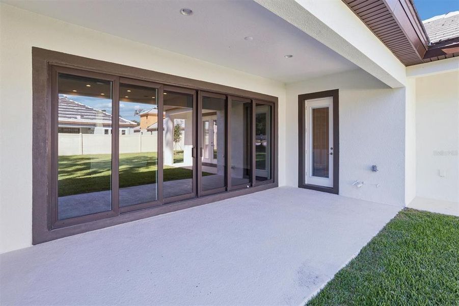 Exterior details and patio area of a home in Crestwood Estates, Valrico (Image 3).