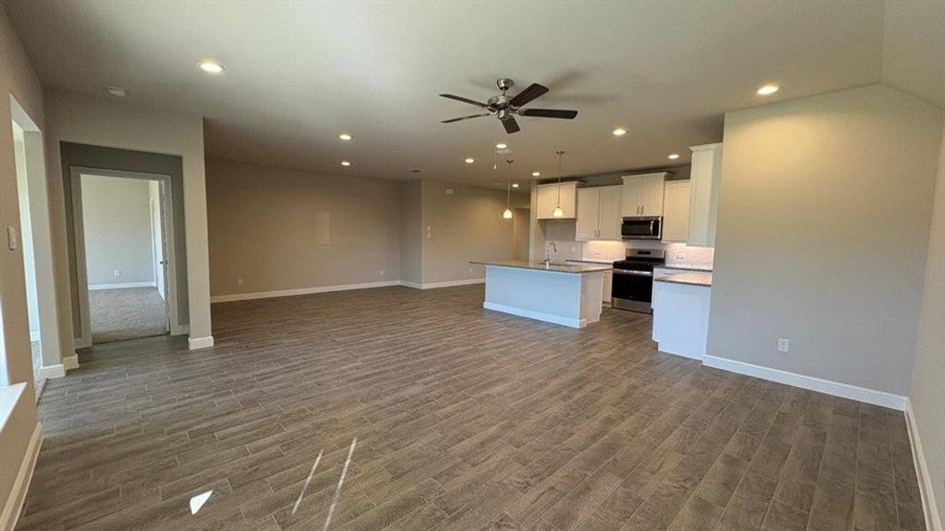 Spacious, unfurnished interior of a new home in Sandstone Estates, Granbury (Image 18).