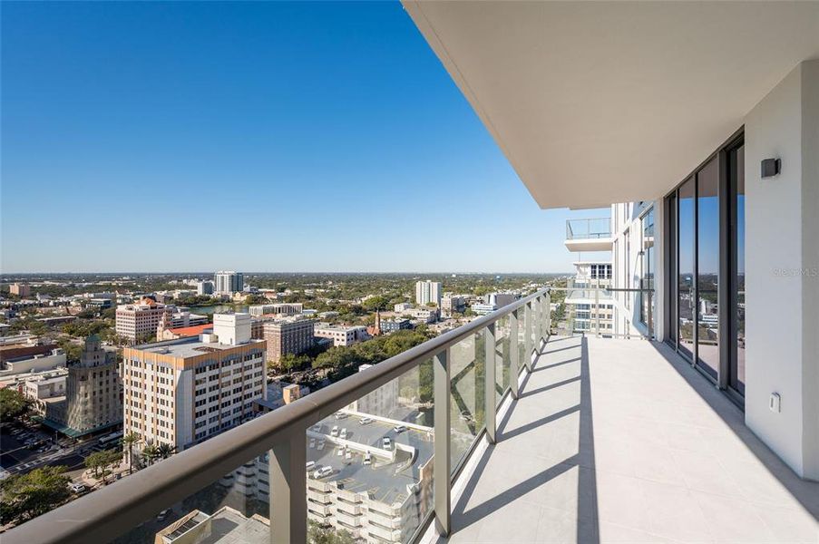 Condo located in St. Petersburg, FL showcasing its design and architecture (Image 31).