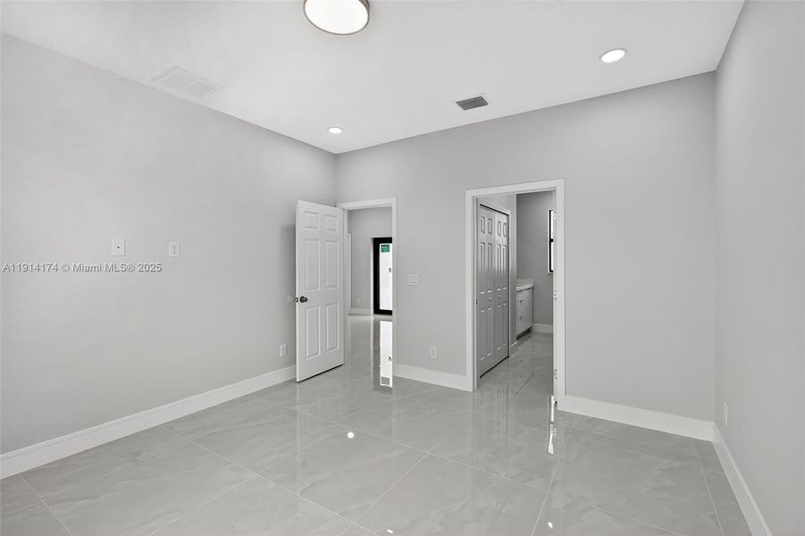 Spacious, unfurnished interior of a new home in , Lehigh Acres (Image 25).