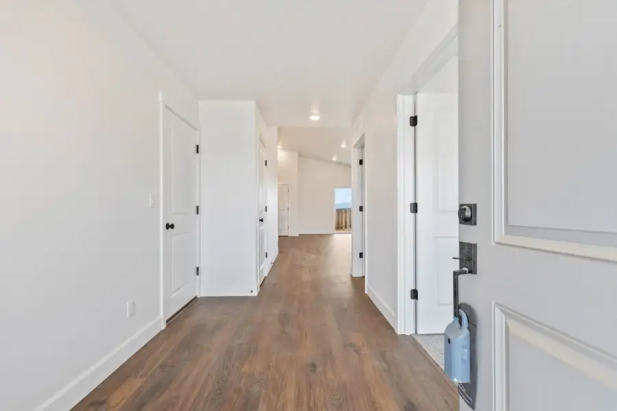 Spacious, unfurnished interior of a new home in Willowbrook, Madras (Image 22).