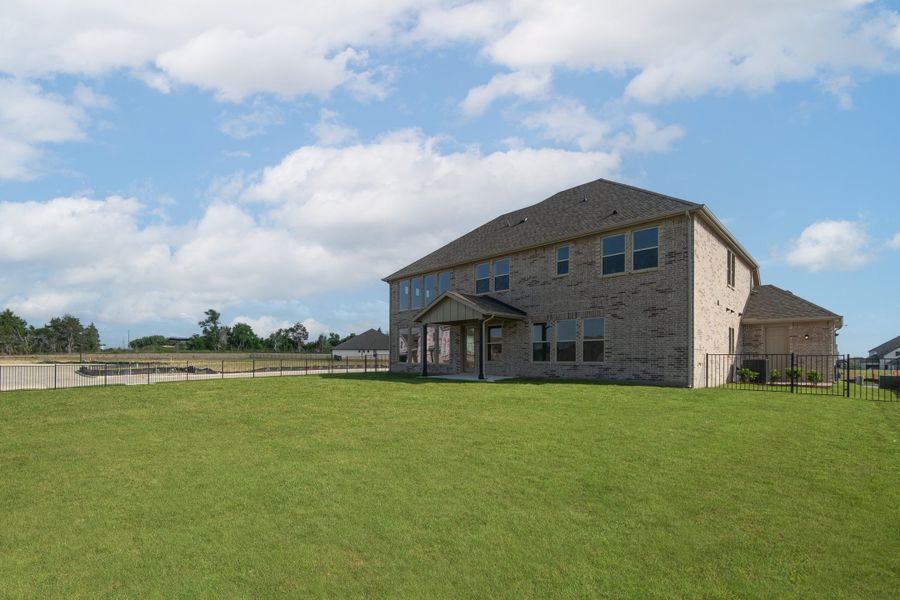 Exterior details and patio area of a home in Heath Golf and Yacht Club, Heath (Image 3).