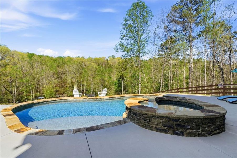 Community amenities in , Talking Rock (Image 70).