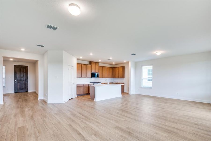 Spacious, unfurnished interior of a new home in Sierra Vista at Kelly Ranch, Aledo (Image 11).
